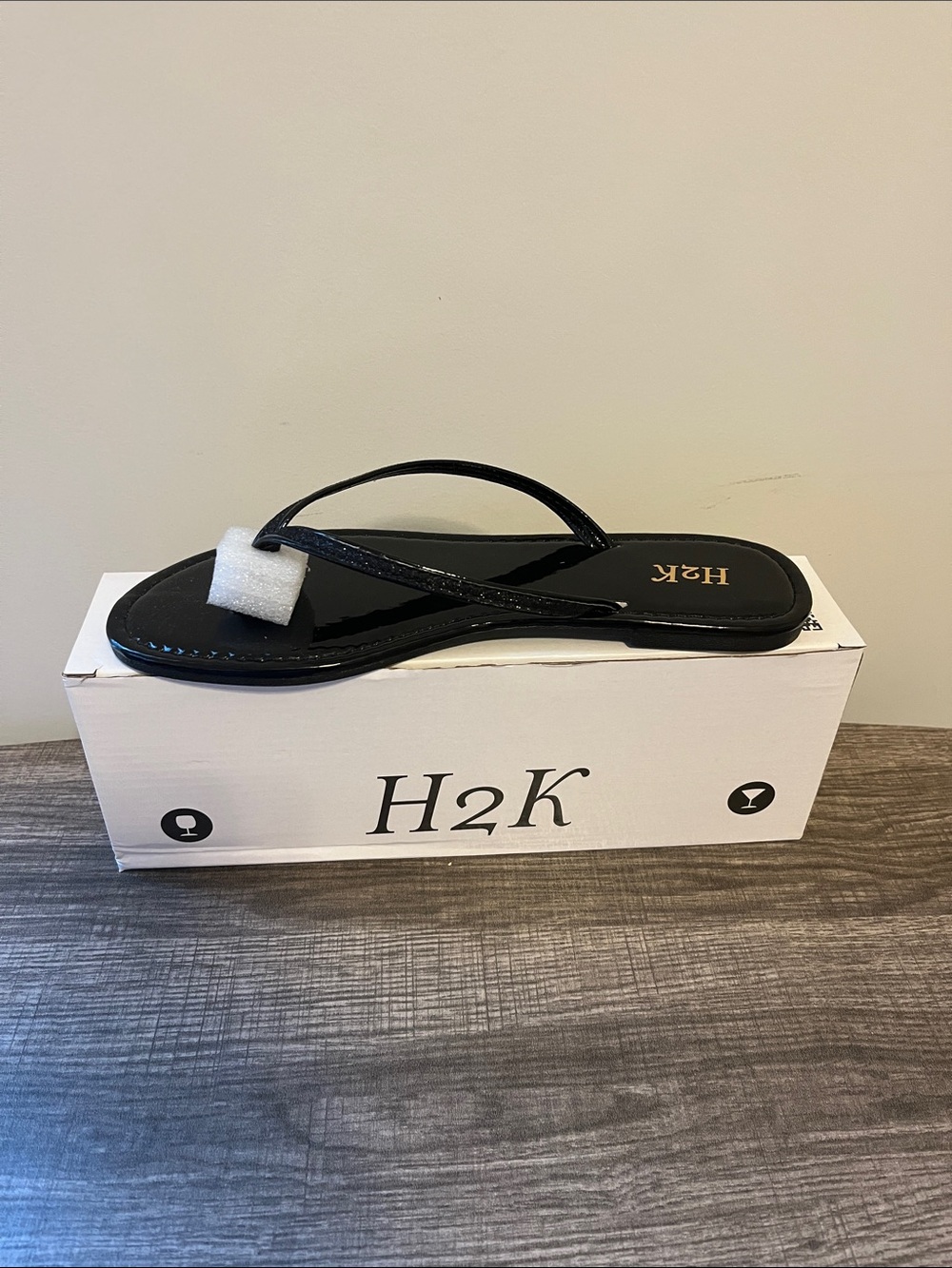 H2K Sassy Women’s Black Patent Thong Flip Flop Sandals Multiple Sizes NIB